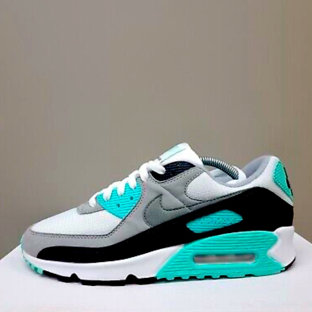 nike air max 90|worn once or twice buy me..bought from a thrift store!